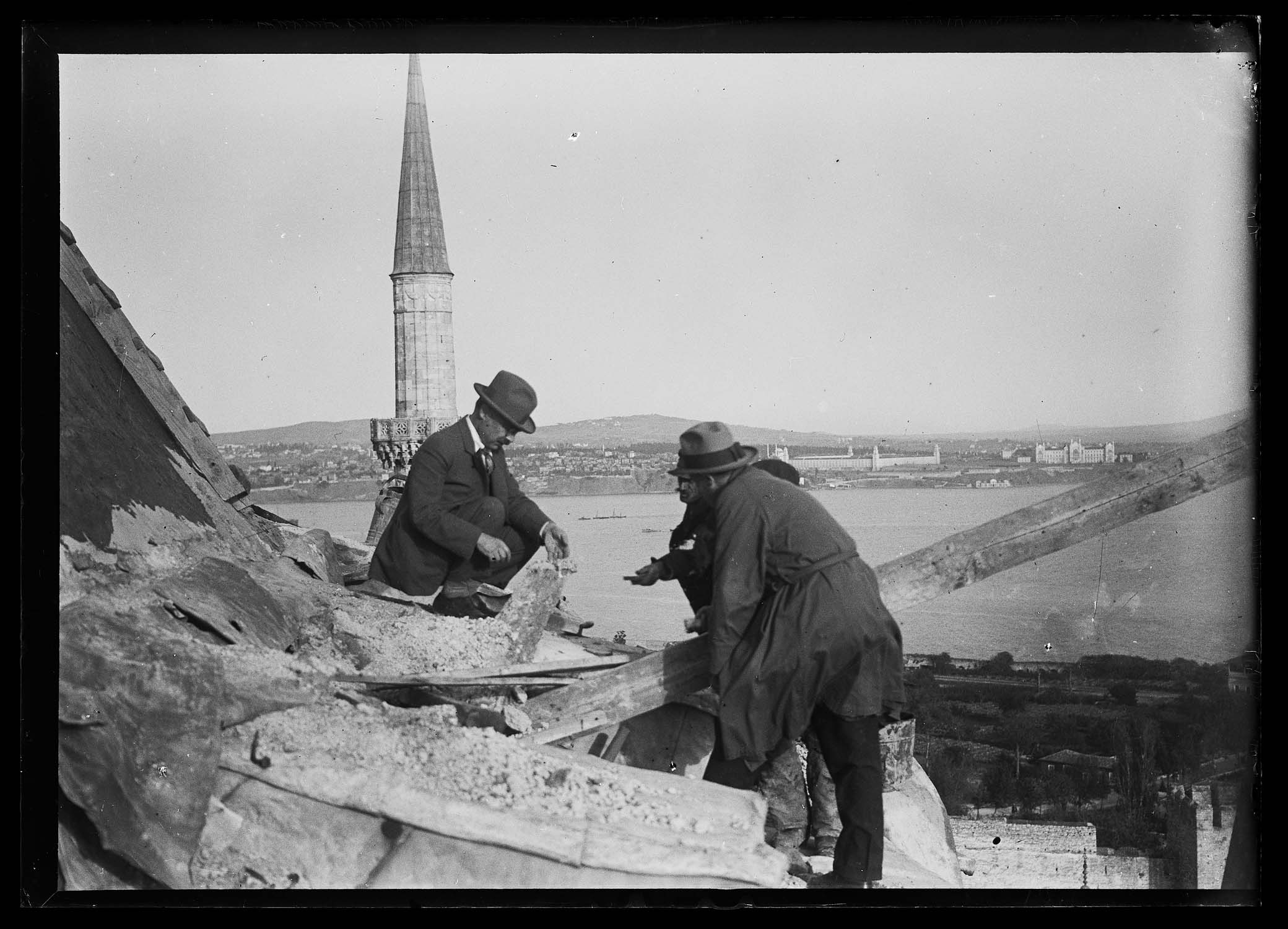 Albert Gabriel (?) avec deux hommes sur la coupole